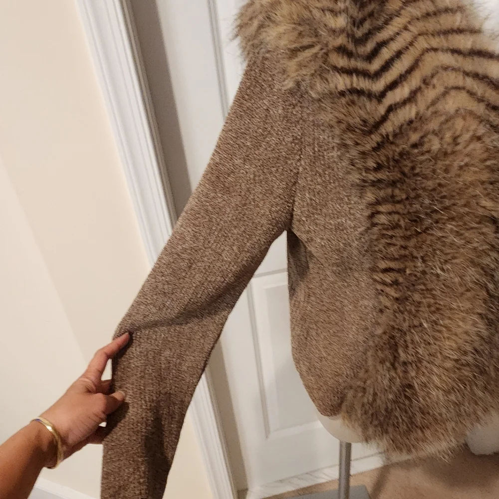 Lisa Intetnational XL Sweater With Faux Fur Collar